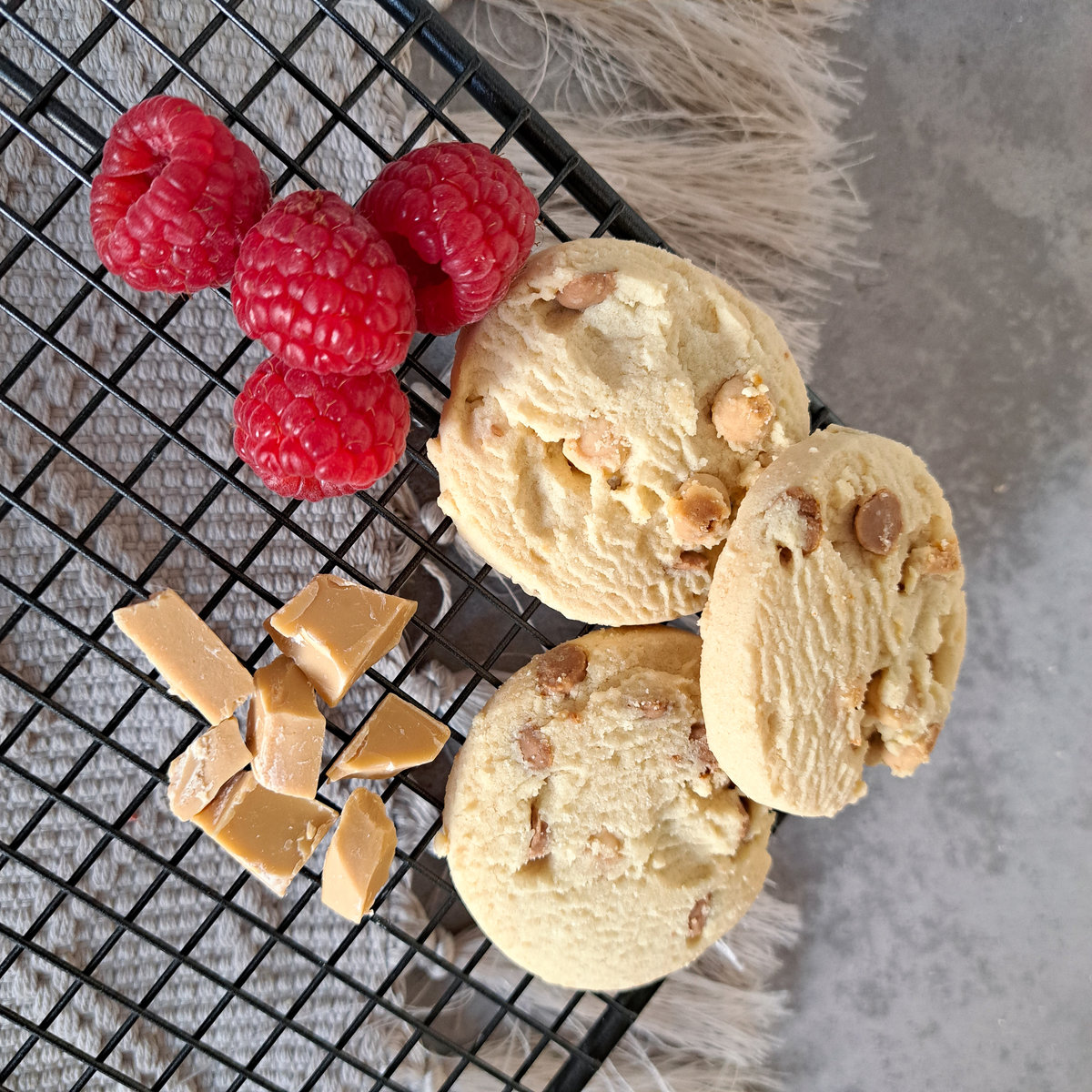 Buy the Raspberry Blondie Shortbread Rounds 150g online at Dean's