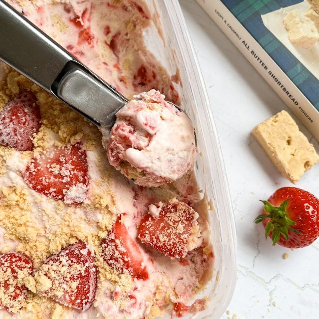 No-churn Strawberry Shortbread Ice Cream 